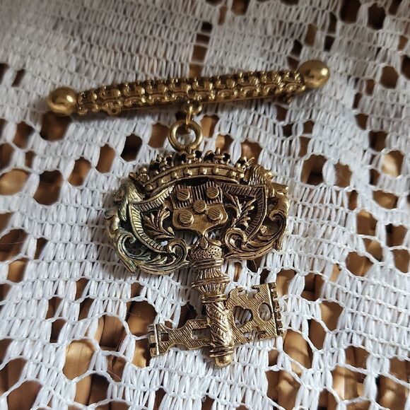 Vintage Gold Brooch with Bar & Intricate Key Design - Picture 1 of 5